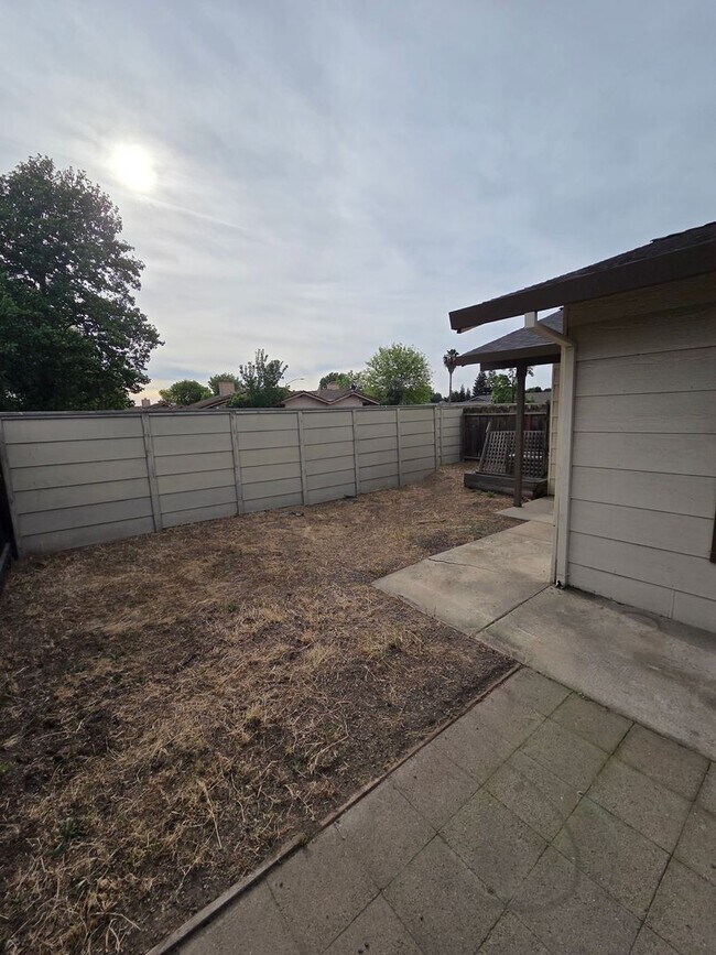 Building Photo - Turlock condo - 2 bedroom 2 bathroom Single Story