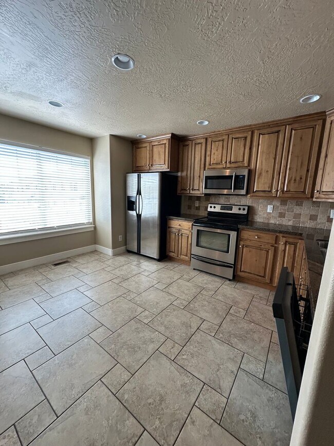 Building Photo - Dog friendly 3 Bedroom 2.5 Bath town home in Provo.