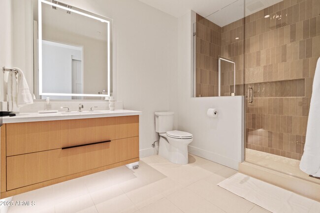 Building Photo - 5000 N Camelback Rdg Dr