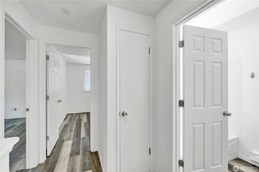 hallway upper level - 218 Ellingson Dr