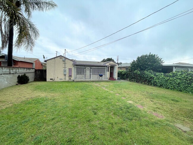 Building Photo - 3bd/1ba home in Rosewood. Huge backyard an...