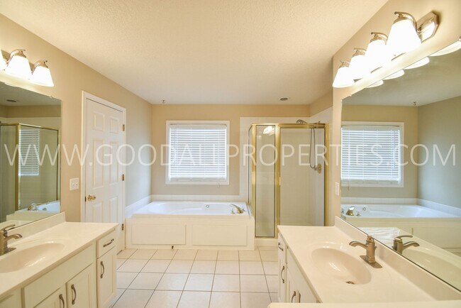 Building Photo - 4 Bedroom 2.5 Bathroom home in Urbandale