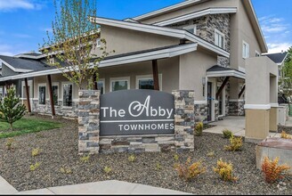 Building Photo - 3 Bed 2.5 Bath 2 Car Garage Town Home in B...