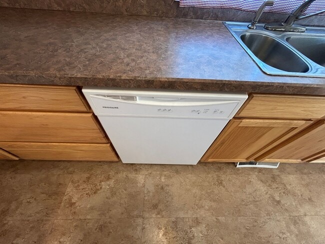 Building Photo - 5 Bed 2 Bath Home with 2 Car Attached Garage in Quiet Nice Neighborhood.