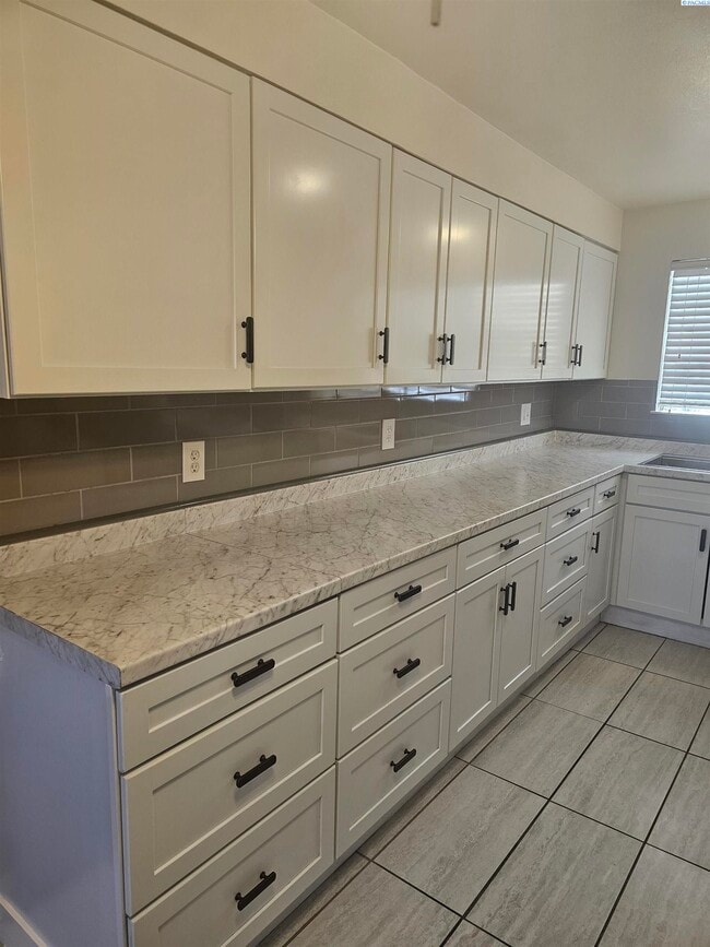 Building Photo - Completely Remodeled Condo; Very Private & Quiet