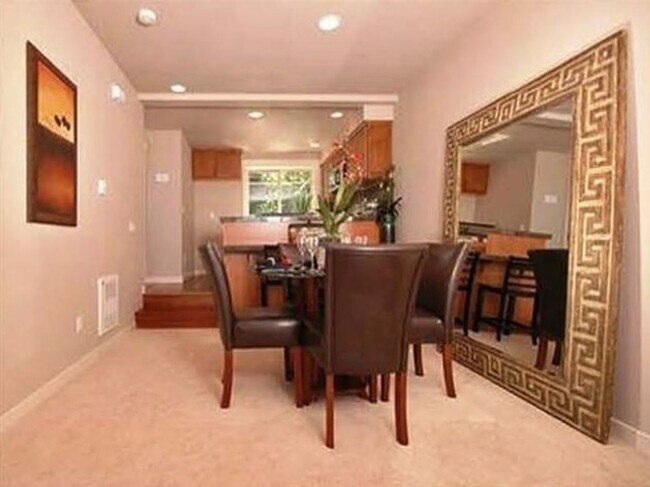 Primary Photo - Beautiful townhouse 3 beds 2.5 baths.