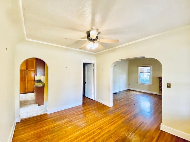Building Photo - Beautiful 4 Bedroom Cottage in Kensington ...
