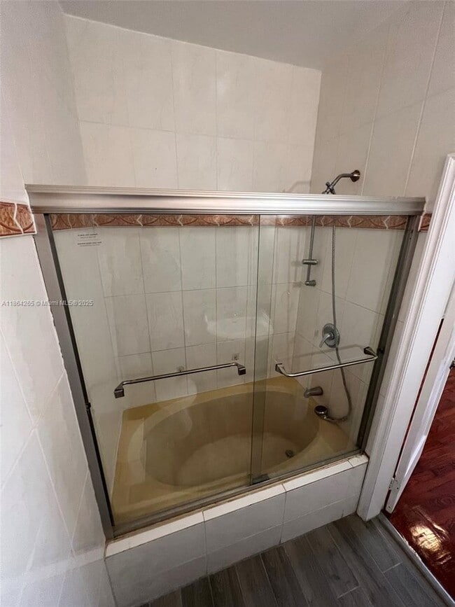 Building Photo - 695 NE 81st St