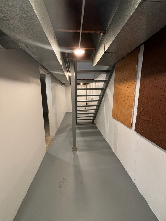 Building Photo - 703 N Alpine Rd