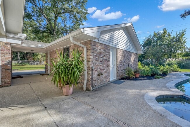 Building Photo - 26926 Maplewood Dr