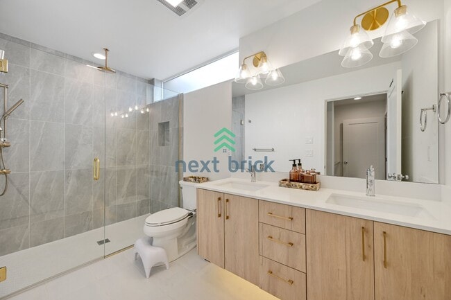 Building Photo - Beautiful 2 Bed 2.5 Bath Townhome for Rent