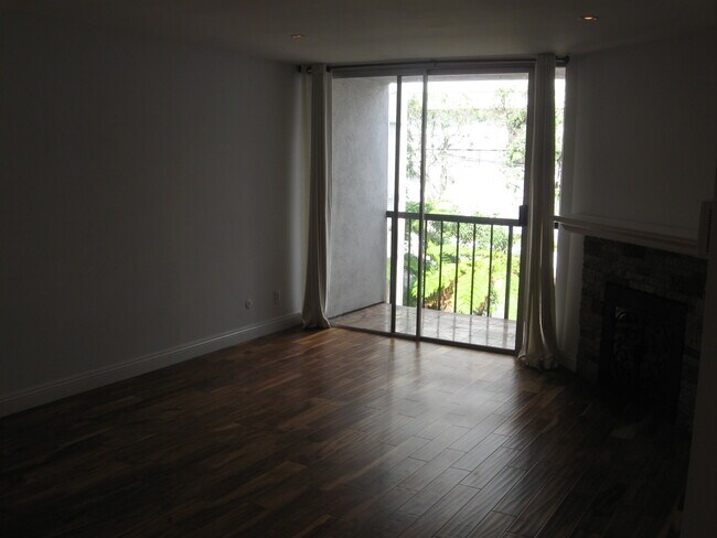 Building Photo - 8530 Holloway Dr