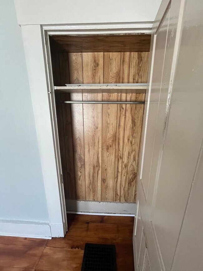 Building Photo - 816 Main St