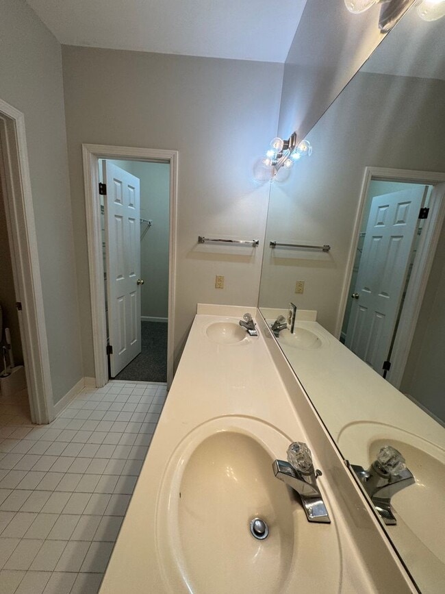 Building Photo - Lovely Cottage with Garden Courtyard