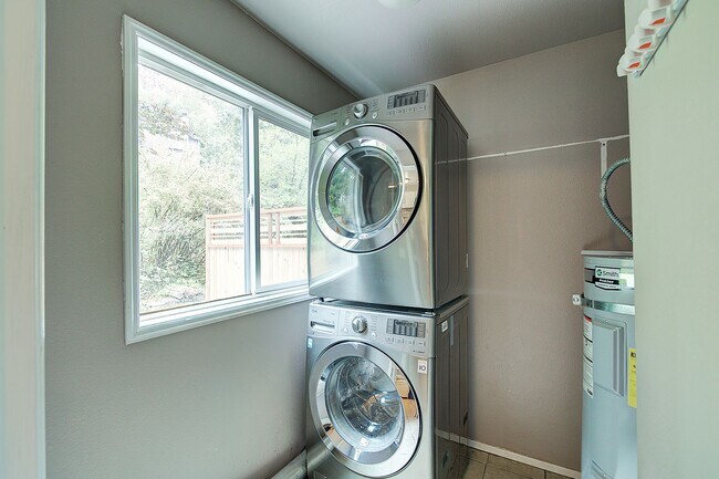 Building Photo - 2bd/2.5ba Woodinville Townhome