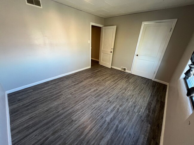 Building Photo - 2 Bedroom 1 Bath Private Apartment Above B...