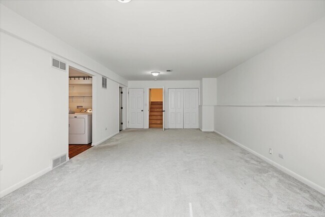 Building Photo - 1009 Douglas Ave