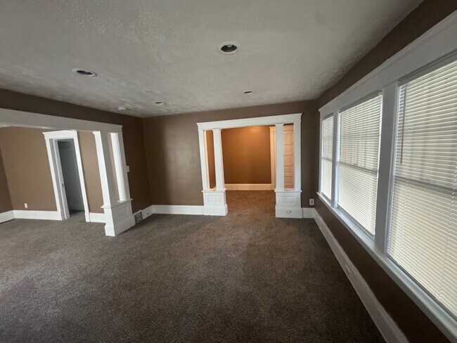 Building Photo - 1056 E 99th St