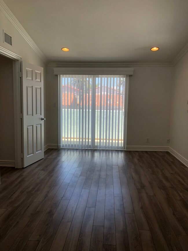 Building Photo - Three-story downtown home two blocks from ...