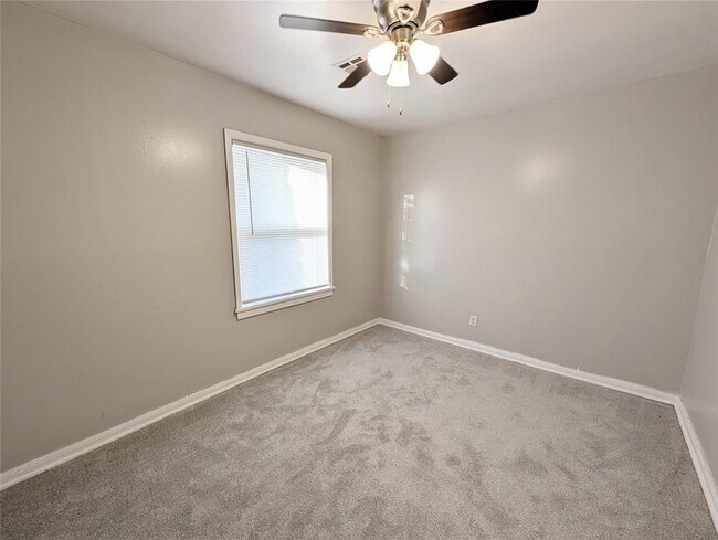 Building Photo - 221 E Myrtle Dr