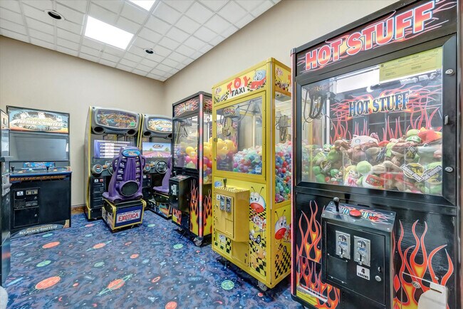 Building Photo - 8303 Palm Pkwy