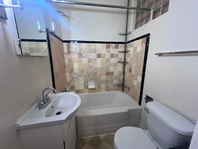 Building Photo - Adorable Two Bedroom Upper in Heritage Hill!