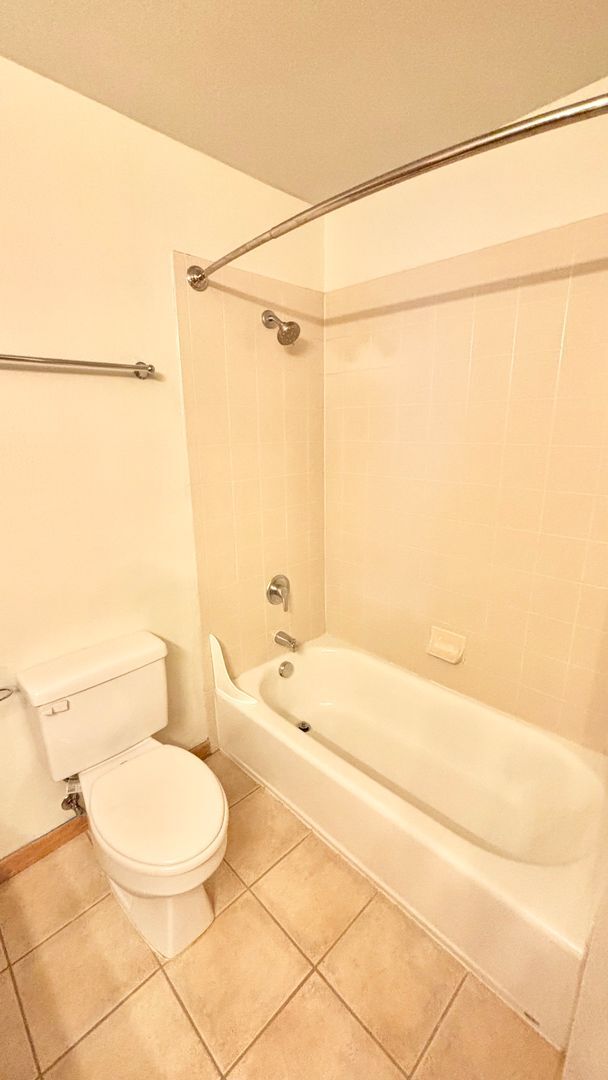 Building Photo - Spacious 2BR/2BA Condo – 1,086 SF + Parking + River Views | NW Portland