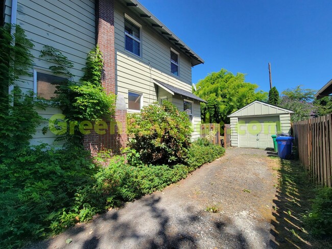 Building Photo - Awesome 3-Bedroom 1.5-Bathroom House in Ho...