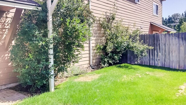 Building Photo - Beautiful 4 bedroom 3 bath townhouse w/att...