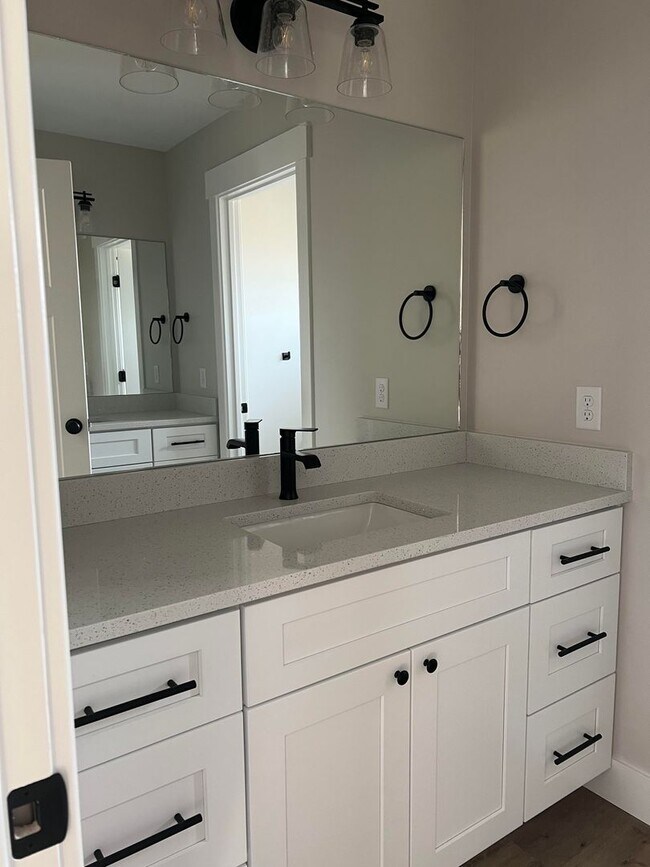 Building Photo - BRAND NEW 4 Bed, 2.5 bath home in Rexburg ...