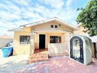 Building Photo - 2511 Ganahl St