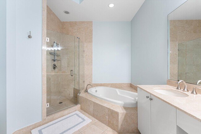 Building Photo - 701 S Olive Ave