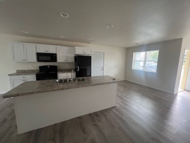 Building Photo - 3 Bedroom Duplex