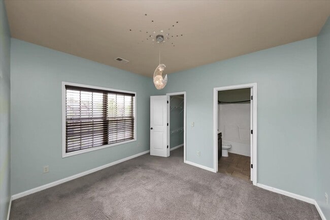 Building Photo - 6059 Cove Park Dr