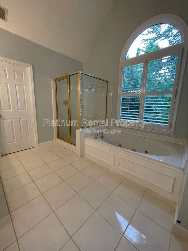 Building Photo - 870 Ingleside Dr