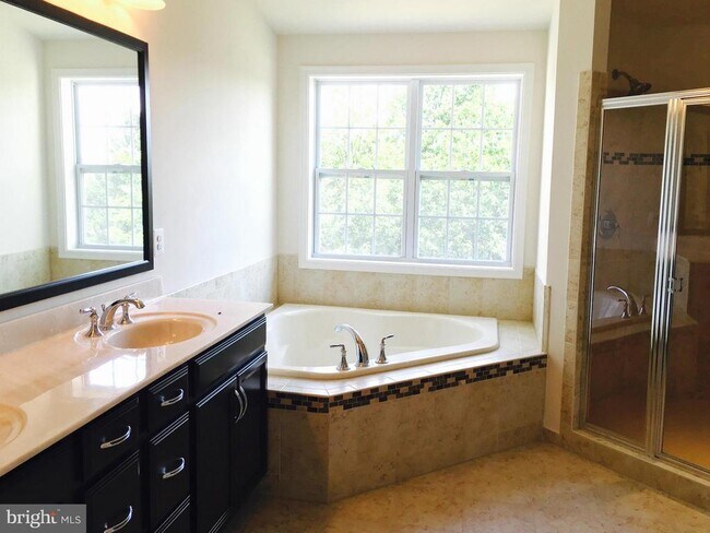 Building Photo - 42850 Edgegrove Heights Terrace