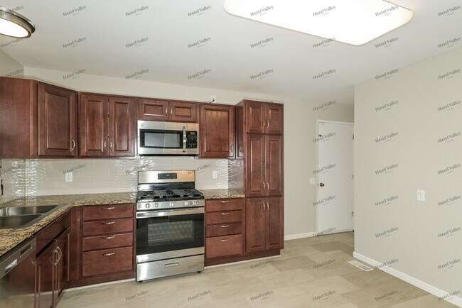 Building Photo - 2165 Jenkee Dr