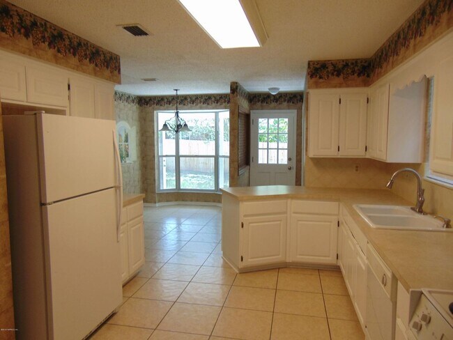 Building Photo - "NEW YEAR'S SPECIAL $500 OFF FIRST FULL MO...