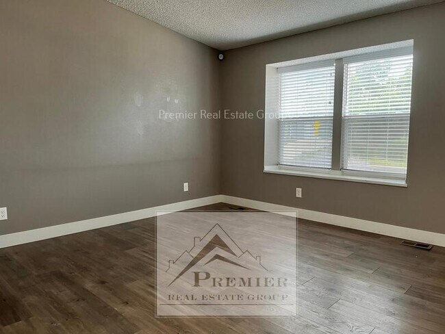 Building Photo - 3466 Foxridge Dr