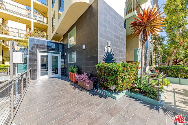 Building Photo - 600 Ridgeley Dr