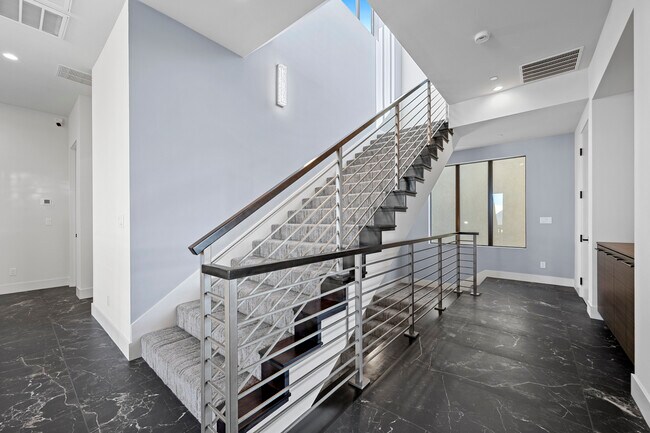 Building Photo - 577 Overlook Rim Dr