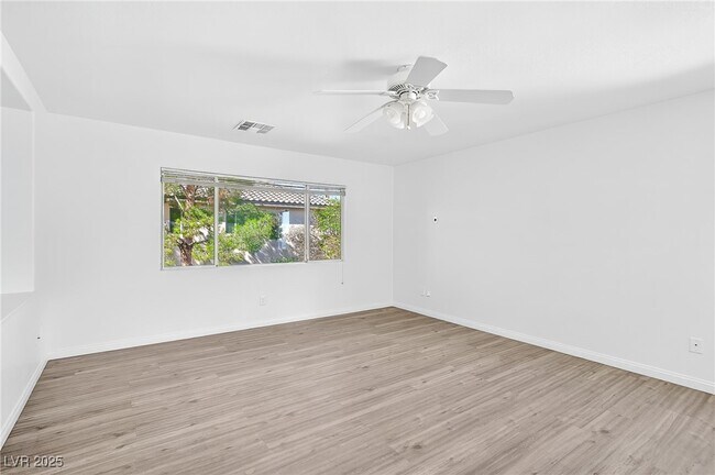 Building Photo - 1007 Paradise View St