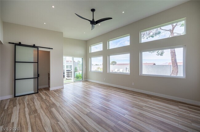 Building Photo - 330 E Country Club Dr