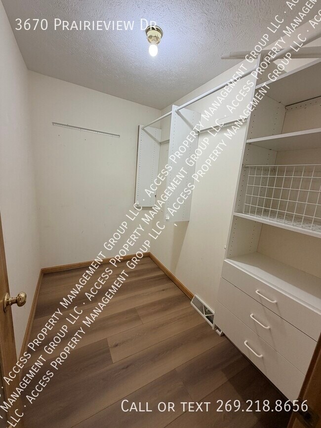 Building Photo - 3670 Prairieview Dr