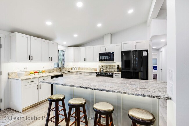 Building Photo - Fully furnished and stocked Single Level H...