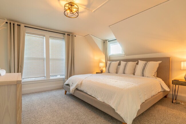 Building Photo - 116 4th Ave N