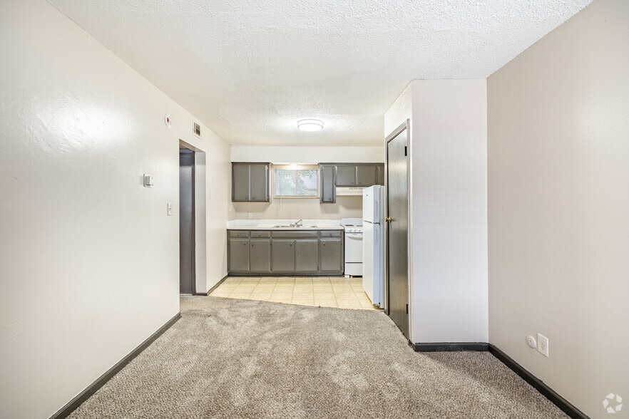 1BR, 1BA - 420SF - Dining Room - Biscayne Apartments