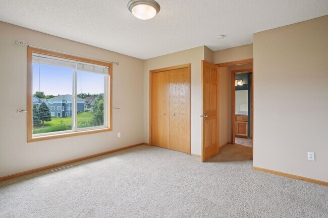 Building Photo - Gorgeous Single Family Home - June 1st Mov...