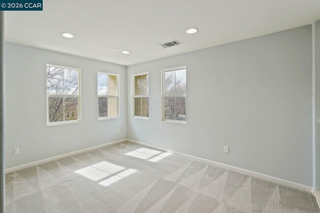 Building Photo - 207 Heligan Ln