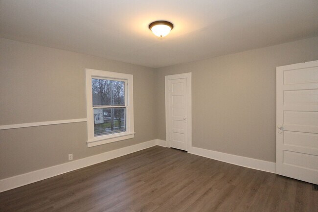 Building Photo - Large Frankfort Home!